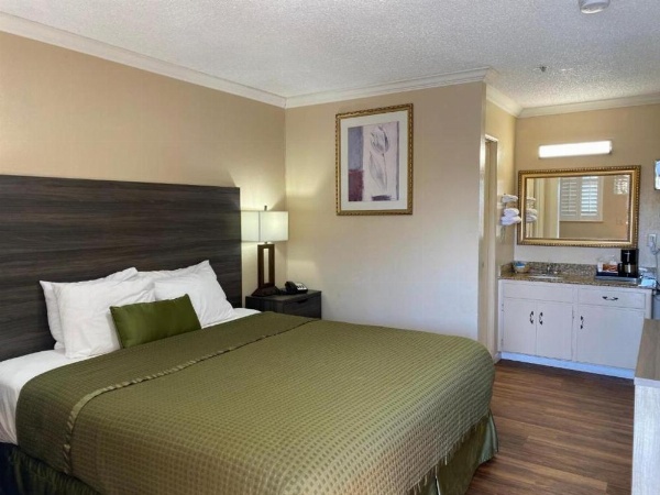 Holland Inn and Suites image 11