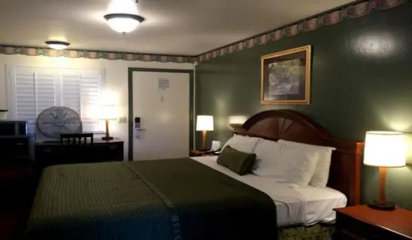 Deluxe Room with Jacuzzi and Fire Place